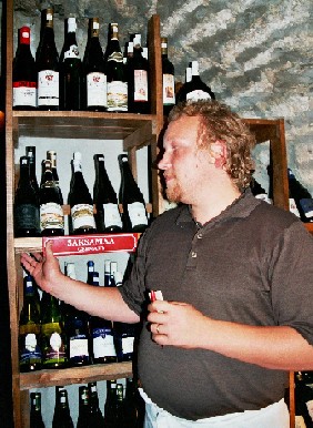 Sommeljee veinikeldrist Gloria Imre Uussaar.<br> Foto: A. Siebert - pics/2005/11142_2.jpg
