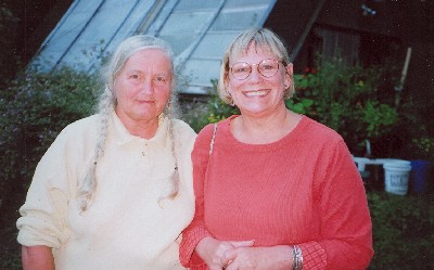 Pildil (vas.) on end. õpetaja Mai Jaansalu ja Võrust pärit Tiiu Nõukas.
 Foto: R. Kreem - pics/2005/11217_1.jpg