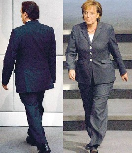Võimuvahetus Saksamaal. Senine kantsler Gerhard Schröder kõnnib uksest välja<br> ja uus kantsler Angela Merkel marsib hoogsal sammul sisse.<br> Foto: AFP, internetist - pics/2005/11428_1.jpg
