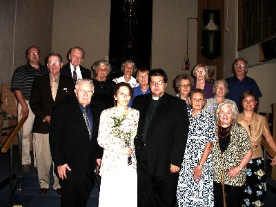 Õp. Jaanus ja pr. Anne Jalakas E.E.L.K. Londoni Koguduse liikmetega.<br> Foto: E. Tooming<br>  - pics/2005/11428_4.jpg