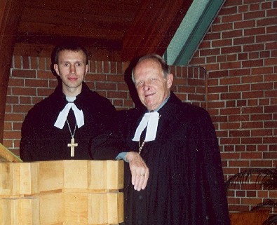 Õpetajad enne esimese jumalateenistuse jutlust.<br> Foto: P.R. - pics/2005/11430_1.jpg