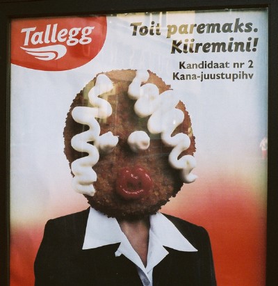 Nali naljaks aga see majoneesi lokkide ja ketshupisuuga pihvipea võis ennast kohalike omavalitsuse volikogu valimiste eel seaduslikult reklaamida, erinevalt maitsetumatest erakondadest. (Pihv on väike pakendatud kotlet; Soomest tulnud laensõna.) Siiamaani võib sarnaselt bussi- ja trollipeatustes kohata K kohukese (shokolaadiglasuuriga kohupiimamaiustuse) reklaame, mille rohelisus ja suur täht seostub aga vaid ühe kindla erakonnaga. Valgustatud reklaamplakatitel olid ka tuntud avaliku elu tegelased, kellel seljas särgid tekstiga: „Mina lähen valima. Aga sina?“ - pics/2005/11472_1.jpg
