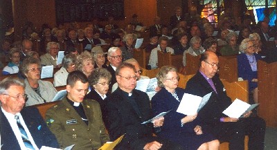 Jumalateenistusest osavõtjad. Ees reas vasakult: Heikki Paara, kaplan Jürjo,<br> praost Tiit Tralla, Reet Petersoo ja peapiiskop Udo Petersoo.<br> Foto: P. Rabisson - pics/2005/11503_6.jpg