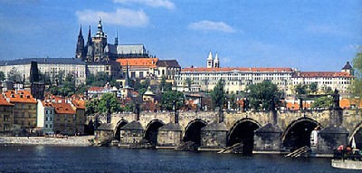 Vaade Praha vanalinna poolselt Vltava jõe kaldalt nn väiksele kvartalile ja lossile. Neid ühendab 1402. a. valminud Kaarli sild, mille igal sambal on pühakute skulptuurid ja otsades kaitsetornid. Lossi alale kuuluvad vasakule jääv katedraal, mis pühendatud pühakutele Vitus, Vaclav (Wenceslas, Tsehhimaa kaitsepühak) ja Vojtech ning paremale jääv valgete kaksiktornidega püha Jüri (Jiri) basiilika. Repro: Czech Airlines reisijuhist - pics/2005/11553_1.jpg