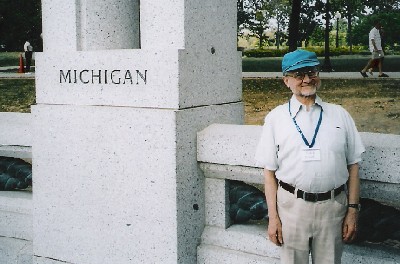 Evald Kruut II maailmasõja memoriaali juures Michigani osariigi ausamba kõrvalWashingtonis, D.C., 16. septembril. - pics/2005/11557_2.jpg