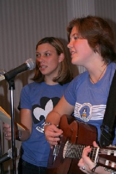 Eeslauljad nooremast põlvkonnast Kaja-Kai Ojamaa ja Liina Sarapik, kes<br>  esinesid ka duetina.<br>  Foto: Rein Linask - pics/2005/11758_11.jpg