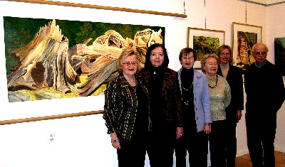 Vas.: Vaike Külvet, Ingrid Heinmaa, Olja Müller, Linda Landre, Riina Pintson ja Johannes Tanner Olja Mülleri suuremõõdulise maali "Phantom forest" ees. - pics/2005/11758_14.jpg