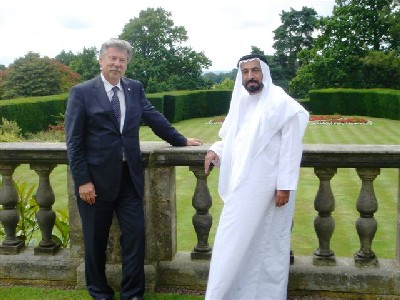Tõnu Altosaar koos Tema kuningliku kõrguse, dr. Sheikh Sultan Bin Mohammed
 Al Qasimiga Inglismaal.
 Foto: erakogust - pics/2005/11804_2.jpg