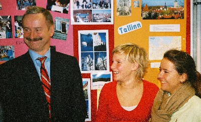 Gümnasiastid tutvustasid Kallasele Eesti stendi.  Foto: W. Siebert - pics/2005/11810_5.jpg