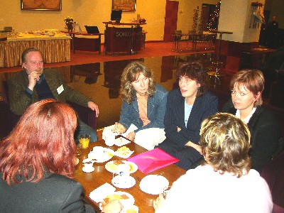 Kohvipausi ajal oli hea omavahel tööasjadest rääkida.
 Foto: Üllas Linder - pics/2005/11844_1.jpg