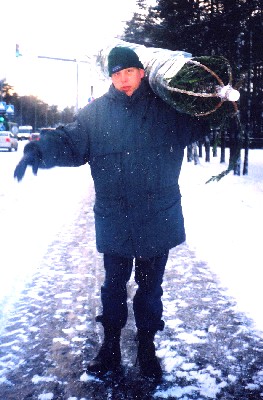 Pereisa Peeter kannab jõulukuuske mööda Nõmme Vabaduse puiesteed. Kirvest ei läinud vaja, puu toodi Valdeku poest. Foto perearhiivist. - pics/2005/11862_2.jpg