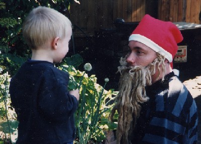 Kohtumine jõuluvanaga päikeselises Austraalia tagaaias. Isa Michael on takuse habeme taga küllaltki äratuntav, aga mitte tollal veel väiksele Akselile. Foto perearhiivist. - pics/2005/11977_1.jpg