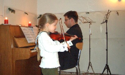 Väike imelaps Viki viiulit mängimas.
 Foto: M. Bagger - pics/2005/11979_1.jpg