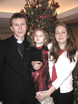 Peetri kiriku abiõpetaja Mart Jaanson abikaasa Eda ja pisitütar Epp Katarina<br>    osalesid Amicitia-Estica jõulupuul.<br>    Foto: Maaja Matsoo - pics/2005/11988_3.jpg