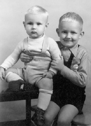 Tiit Telmet lapse-eas oma noorema venna Juhaniga.<br> Foto: perekonnaarhiivist - pics/2005/12041_3.jpg
