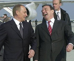 Selle pildi järgi otsustades on Vene president Vladimir Putin (vas.) ja Gerhard Schröder "samal lainel", jagades vist mõnda head nalja. Ilmselt aitab sellele kaasa Putini KGB-päevist pärit laitmatu saksa keele oskus.
 Foto: internetist - pics/2005/12106_1.jpg