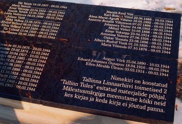 Raamatu „Tallinn tules. Dokumente ja materjale Tallinna pommitamisest 9./10. märtsil 1944.“ koostasid prof. Jüri Kivimäe ja Lea Kõiv aastal 1997.  - pics/2005/8785_6.jpg