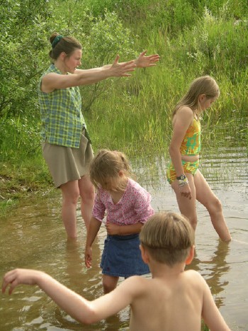 Merle, Mari, Annaliisa ja Kaagu (Jaak Kristjan) sulistavad Viljandimaa soojas vees. See oli möödunud suvel, kui Kotkajärve Metsaülikool peeti Heimtalis. Foto: Koit Linkruus - pics/2005/8901_1.jpg