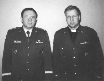 Kolonel Urmas Roosimägi ja leitnant, vanemkaplan Raivo Nikiforov pärastloengut.Foto: Eerik Purje. - pics/2005/9163_2.jpg