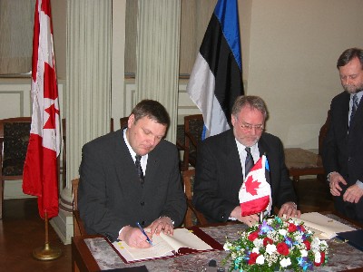 Estonian Social Affairs Ministers Marko Pomerants and Canadian Minister ofSocial Development Ken Dryden inscribed their John Hancocks to a new Social Security Agreement this Monday in Ottawa. "This agreement on social security marks a new level in the relationship between our two countries," saidMinister Dryden. "International agreements such as this put into practice our commitment to working with countries like Estonia to ensure greater income security for our citizens."Photo: Peeter Bush - pics/2005/9241_2.jpg