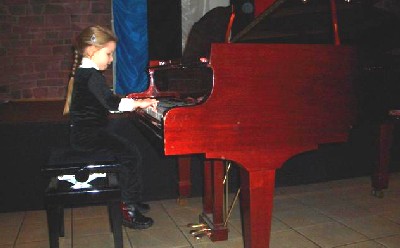Esineb tulevikulootus, andekas 5-aastane pianist Viktoria Zagalskaia.Foto: M. Bagger - pics/2005/9467_2.jpg