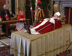 Paavst Johannes Paulus II surnukeha lebab apostlikus palees, kus toimub privaatne hüvastijätt suurmehega. Esmaspäeval viiakse surnukeha Püha Peetruse basiilikasse, kus saavad kõik inimesed Püha Isaga hüvasti jätta.
Foto: Reuters  - pics/2005/9628_1.jpg