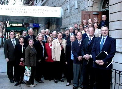 ÜEKN  täiskogu koosolekust osavõtjad New Yorgi Eesti Maja ees - pics/2005/9695_1.jpg
