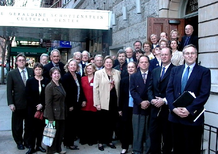 ÜEKN  täiskogu koosolekust osavõtjad New Yorgi Eesti Maja ees - pics/2005/9695_2.jpg