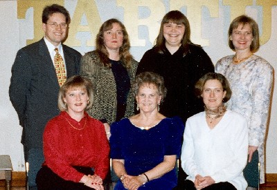 * Tamara Norheim-Lehela (ees keskel) koos oma lastega tema 65.sünnipäevapeol Tartu College'is: ees Tiina Orpana ja Linda Norheim-Brookes,taga Nils Norheim, Leena Tiismann, Liisa Norheim-Kiik, Talvi Maimets. Fotoperekonnaarhiivist - pics/2005/9901_2.jpg