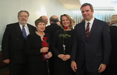 Aupeakonsul Laas Leivat, Ellen Leivat, Kristiina Heinsoo, aseaupeakonsul Toomas Heinsoo. - pics/2005/jan3.jpg
