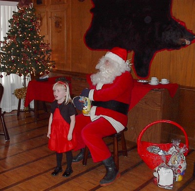 Mari Käärid jõuluvanale esinemas.
 Foto: M. Kiik
  - pics/2006/12147_1.jpg