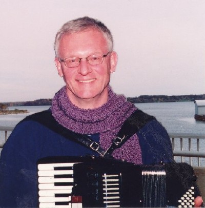 Akordionist Lembit Nieländer, kes pakub muusikalist tausta saarlaste peol.<br>  - pics/2006/12159_1.jpg
