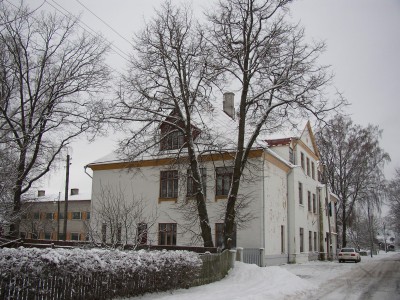 See vana koolimaja Valgas on pärast Eesti vabanemist olnud venekeelse arengupuudega laste kooli, eestikeelse põhikooli ja kutsekooli käes. Foto: Üllas Linder  - pics/2006/12164_1.jpg