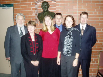 Aupeakonsul Laas Leivat (vas.) koos oma perekonnaga: Ellen Leivat, Maaja ja Tarmo Uukkivi, Kersti ja Risto Leivat. Foto: K. Tensuda  - pics/2006/12168_1.jpg