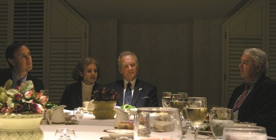 President Arnold Rüütli auks korraldatud õhtusöögil. Vasakult Steve Jürvetson, presidendi tõlk pr. Laura Taul, president Arnold Rüütel ja Tõnu Jürvetson. Foto: Eneken Mayfield  - pics/2006/12333_1.jpg