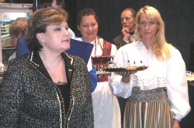 Tutvustatakse eesti tooteid suupistetena ja jooke.
 Esiplaanil põllumajandusminister Ester Tuiksoo.
 Foto: Liina Kipping
  - pics/2006/12402_1.jpg