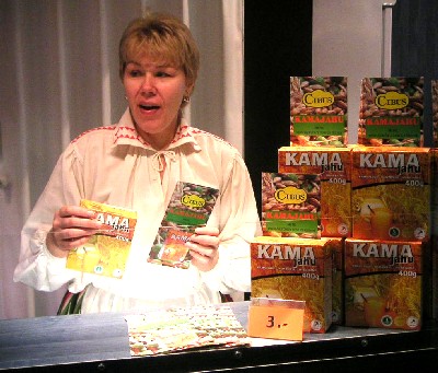 Karin Lindmaa tutvustab eesti kama. Foto: Liina Kipping - pics/2006/12402_2.jpg