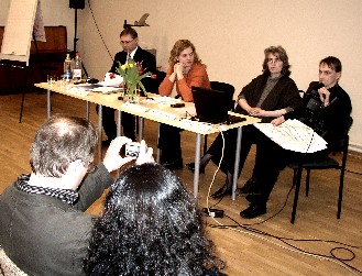 Eelmisel nädalal Tallinnas toimunud ohvriabi foorumil "Mis on kuriteo hind?" oli eestvedajaks Riigikogu liige ja "Ohvriabi" ühingu esimees Avo Üprus (laua taga vasakul).
  Foto: Üllas Linder - pics/2006/12672_1.jpg