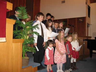Laulavad TEBK pühapäevakoolilapsed. - pics/2006/13336_9.jpg