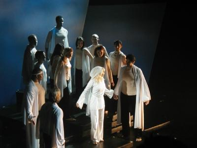Stseen muusikali "Inglid" lavastuses Broadwayl. Ees keskel Hanna-Liina Võsa. - pics/2006/14388_2_t.jpg