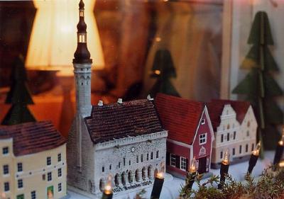 Tilluke vanalinn – a tiny Old Town within Tallinn’s Old Town, in the window of the Nukupood (doll shop) at Raekoja plats 18, the home of all things miniature and hand-made. The towered building is the Raekoda (Town Hall) and the narrow red building to its right stands in the middle of the Saiakang (“white bread passage”), adjacent to Pühavaimu kirik (Church of the Holy Spirit). The lower right hand window of the mini-building on the left is the one you are peering into… Photo: Riina Kindlam - pics/2007/12/18489_1_t.jpg