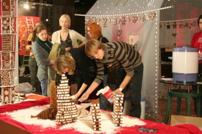On the day of the show’s opening, the view from the street into the piparkoogi töökoda (gingerbread workshop) on Pärnu maantee, was more exciting than peering into any department store Christmas window. Photo: Riina Kindlam - pics/2008/01/18597_4_t.jpg