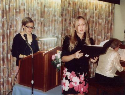 Vas. aktusekõneleja Erika Kivik, paremal Alexandra Isberg laulmas, keda saadab klaveril Marta Kivik. Foto: V. Libe - pics/2008/05/19864_1_t.jpg