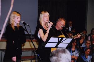 Laulavad Peeter Kopvillem ja ta tütred Keila (vas.) ja Leiki. Foto: I. Lillevars - pics/2008/05/19998_2_t.jpg