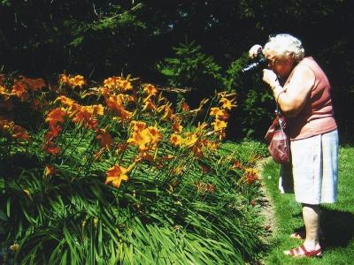 Linda Püssa kaameraga lillede keskel. - pics/2008/05/_5_t.jpg