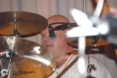 Mr. Robert Vessmann trummide keskel - pics/2008/09/20967_4_t.jpg