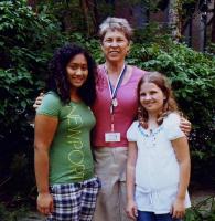 Roosi (keskel) koos vabatahtlike abiliste Melissa (14) ja Jessicaga (11).<br> Foto: L. Püssa<br> <br>  - pics/2008/10/21181_1_t.jpg