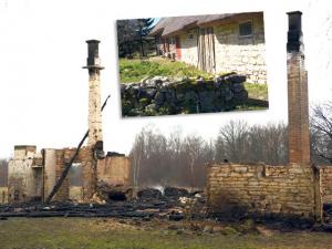 Kadariku taluhoone mullu kevadel (üleval). Pärast eileöist põlengut jäi rookatusega talumajast alles vaid müürid ja korstnajalad. Foto: Irina Mägi<br>    - pics/2008/12/22029_1_t.jpg