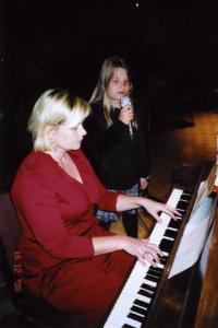 Maili Vessmanni “Jõulusära" saatis klaveril Kaire Hartley<br> <br>  - pics/2008/12/22182_3_t.jpg