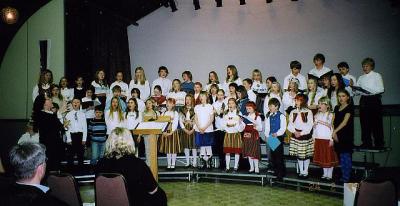   Laulavad algkooli noored, juhatab Heli Tenno.  - pics/2009/02/22972_1_t.jpg